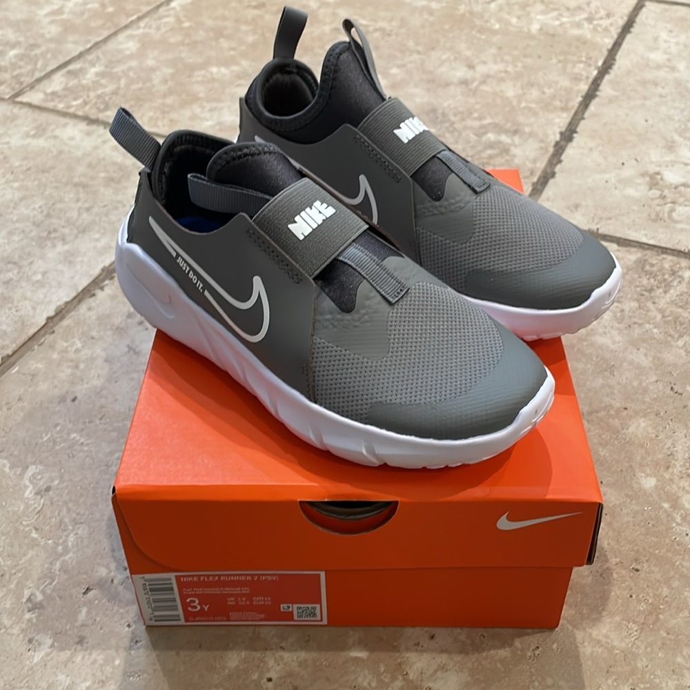 Nike Flex Runner 2 (PSV) Grey and White Slip-On Sneakers. New WO tag. 3Y